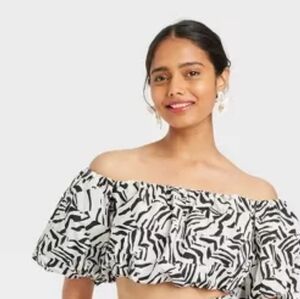 A NEW DAY WOMEN'S BLACK AND WHITE OFF THE SHOULDER CROPPED BUBBLE TOP. MED / NWT